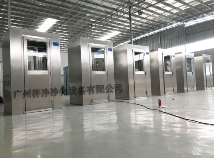 全不銹風淋室采用全不銹鋼材質制造，具有良好的耐腐蝕性、耐高溫性和耐磨損性。