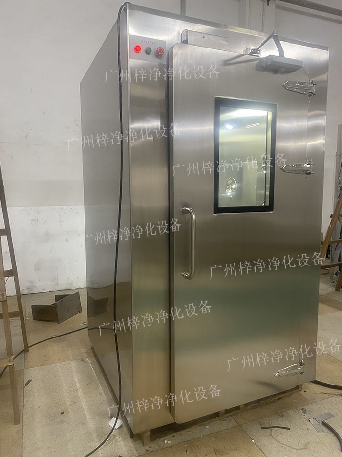高端滿焊風淋室采用滿焊接工藝，無縫連接，防止塵埃進入，確保潔凈室的空氣質量。