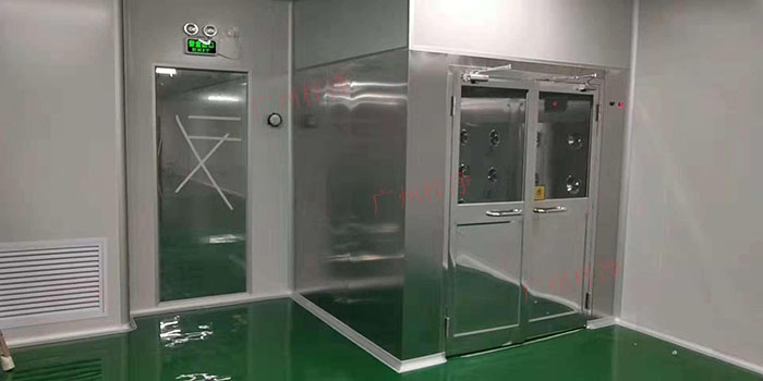 風淋室原理是通過強效空氣射流對人員或物品進行表面吹淋，以去除附著在表面上的塵埃和微生物。