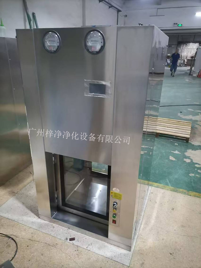 傳遞窗是一種用于潔凈室內(nèi)部或潔凈室與外界之間傳遞物品的設(shè)備，可以防止外部污染進(jìn)入潔凈室。