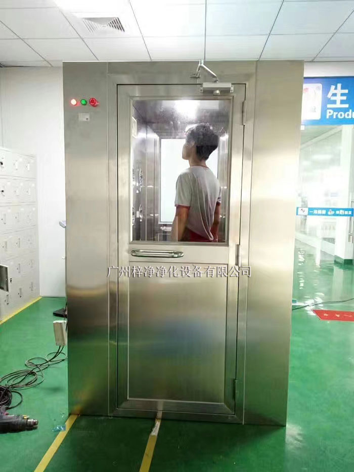 風淋室工作原理是通過高速氣流的沖擊，有效清除進入潔凈室的人員、物料表面攜帶的塵埃和污染物。